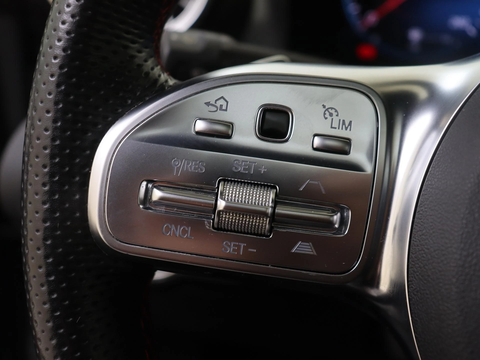 Mercedes-Benz-CLA-image-11