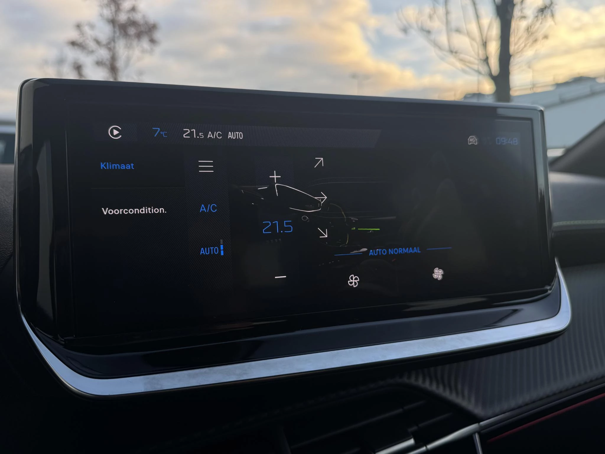 Peugeot-e-208-image-25