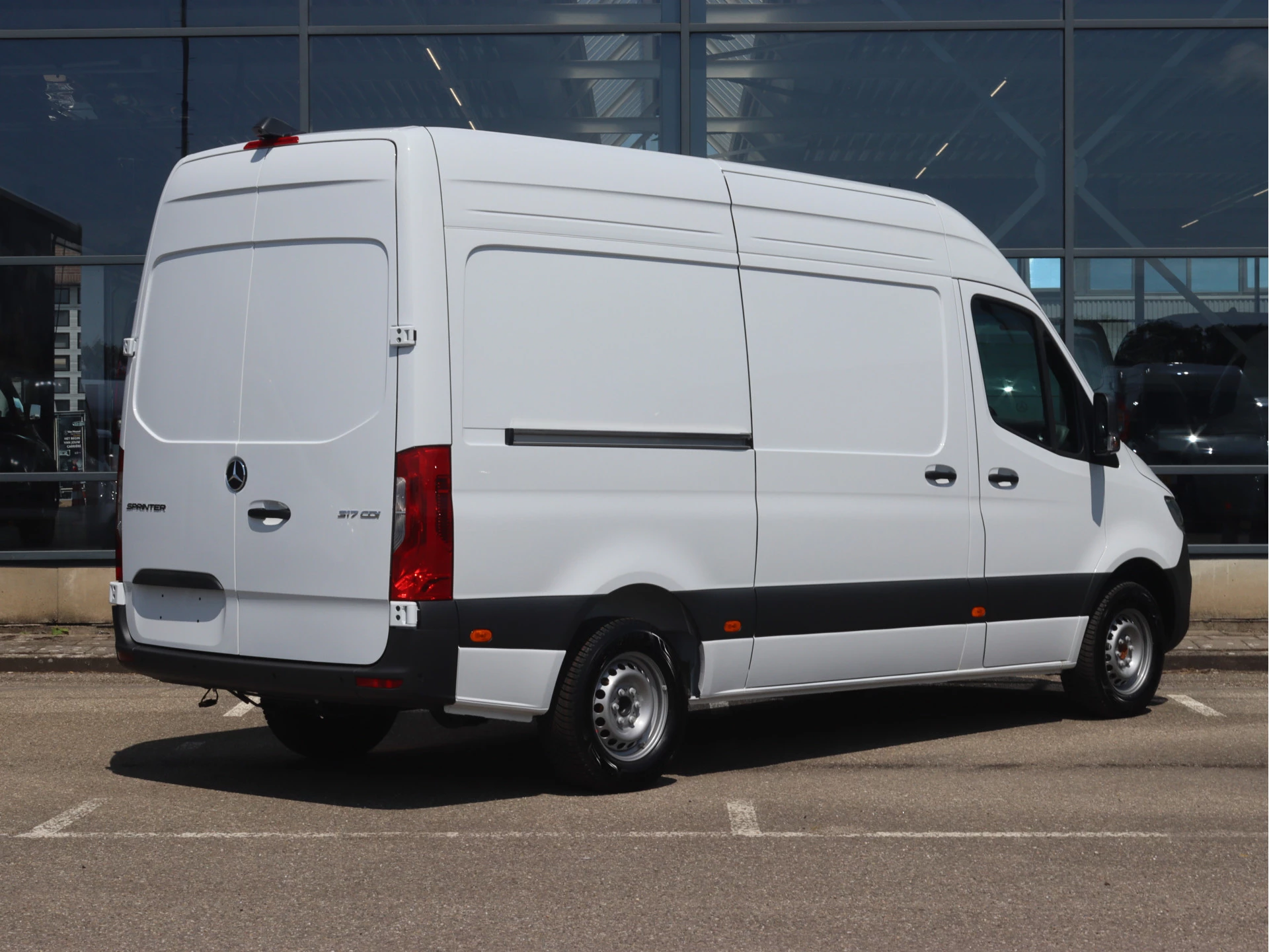 Mercedes-Benz-Sprinter-image-1