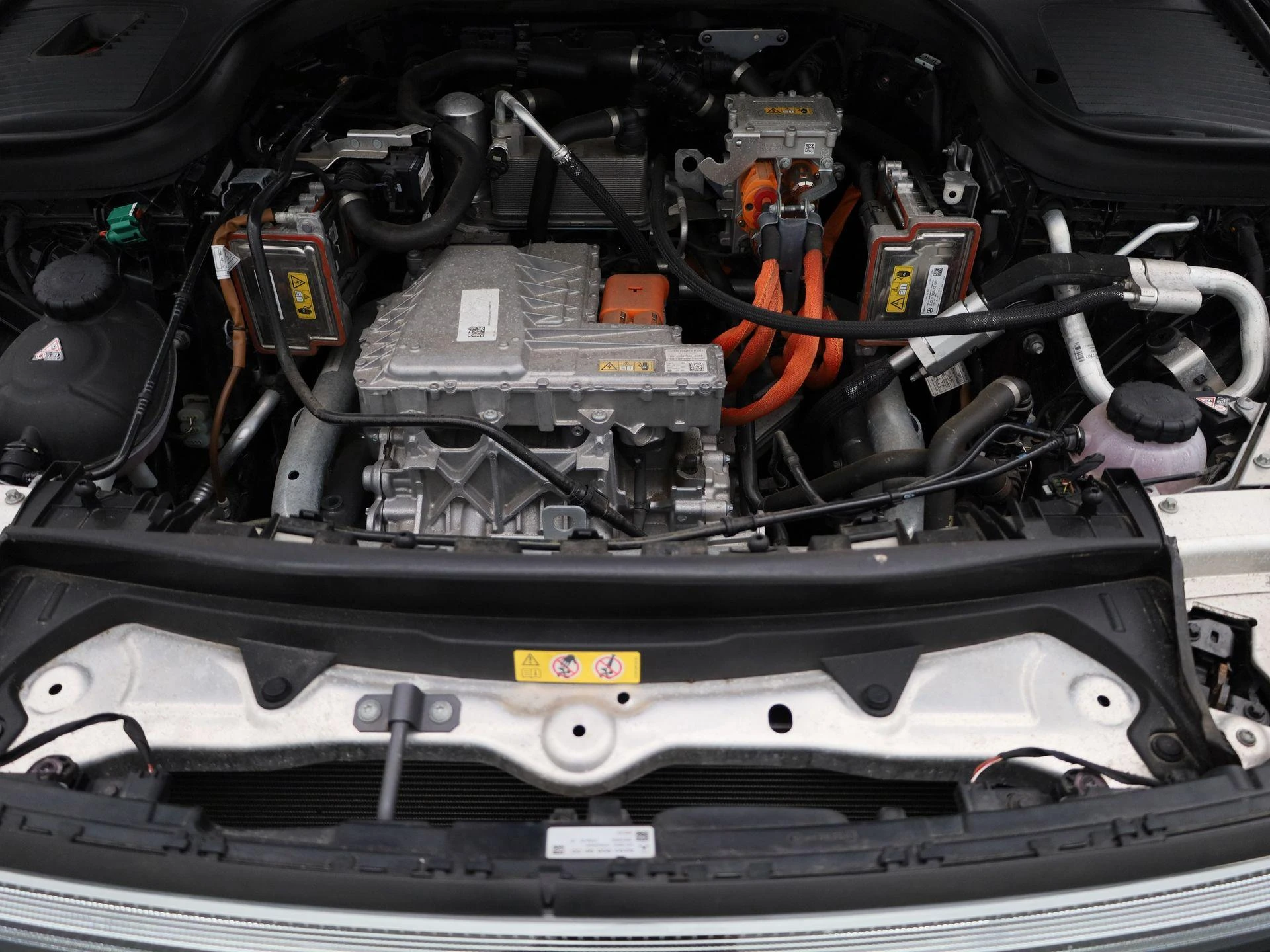 Mercedes-Benz-EQC-image-46