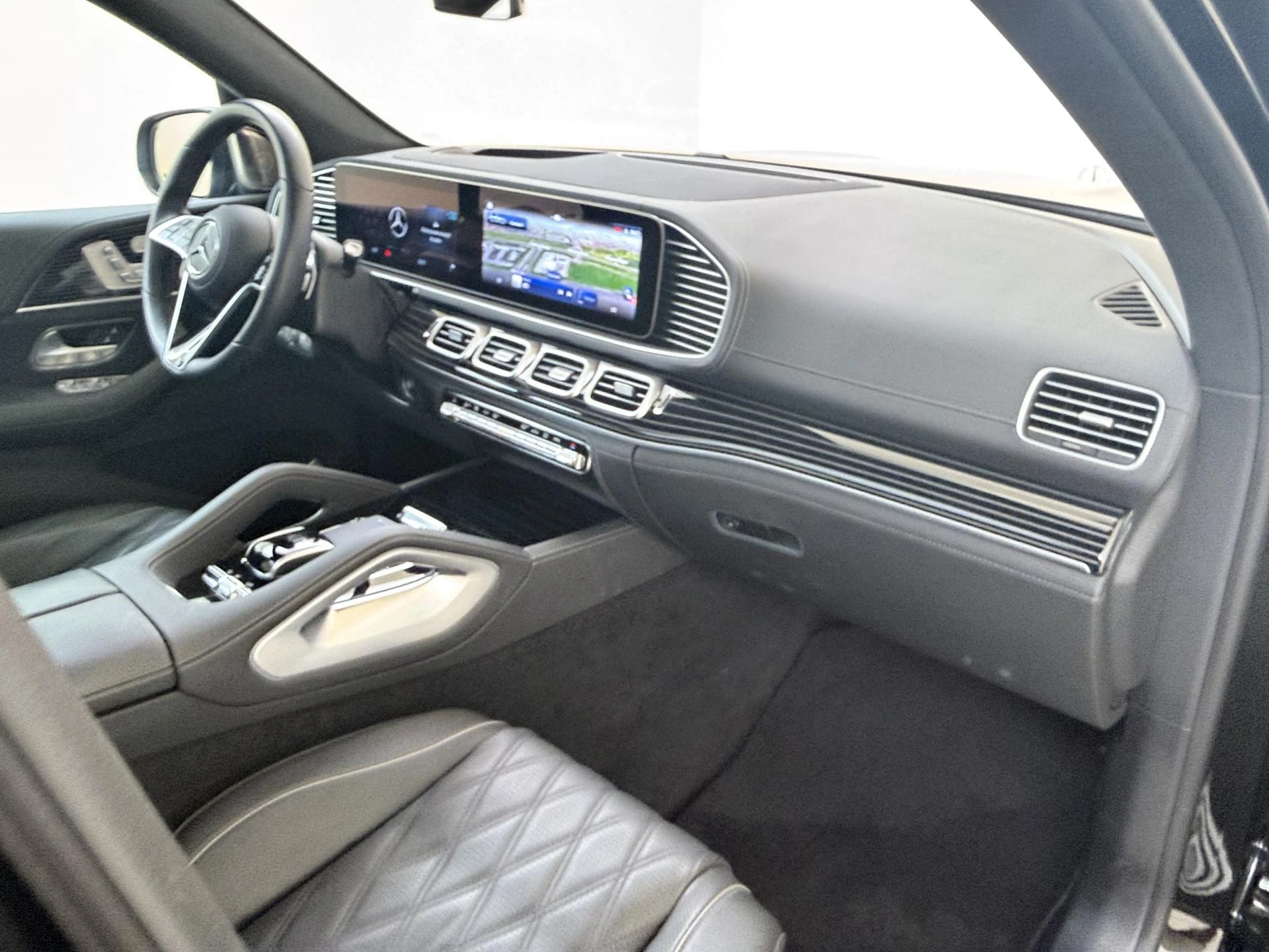 Mercedes-Benz-GLS-image-14