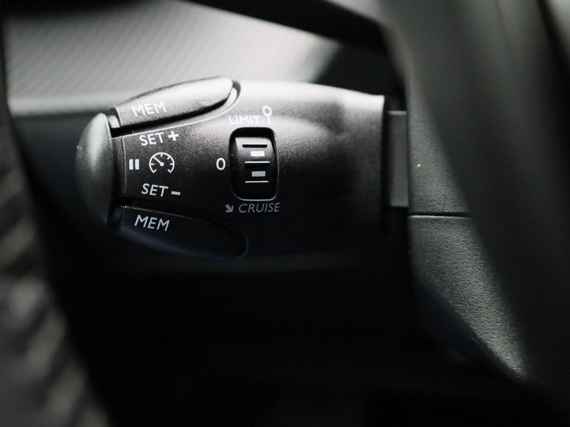 Peugeot e-208 - 27