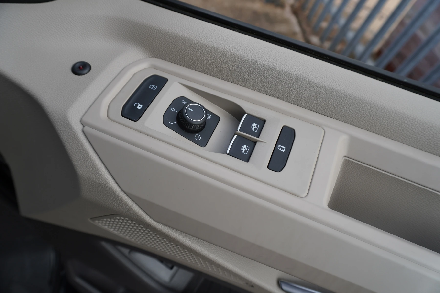 Volkswagen-Multivan-image-45