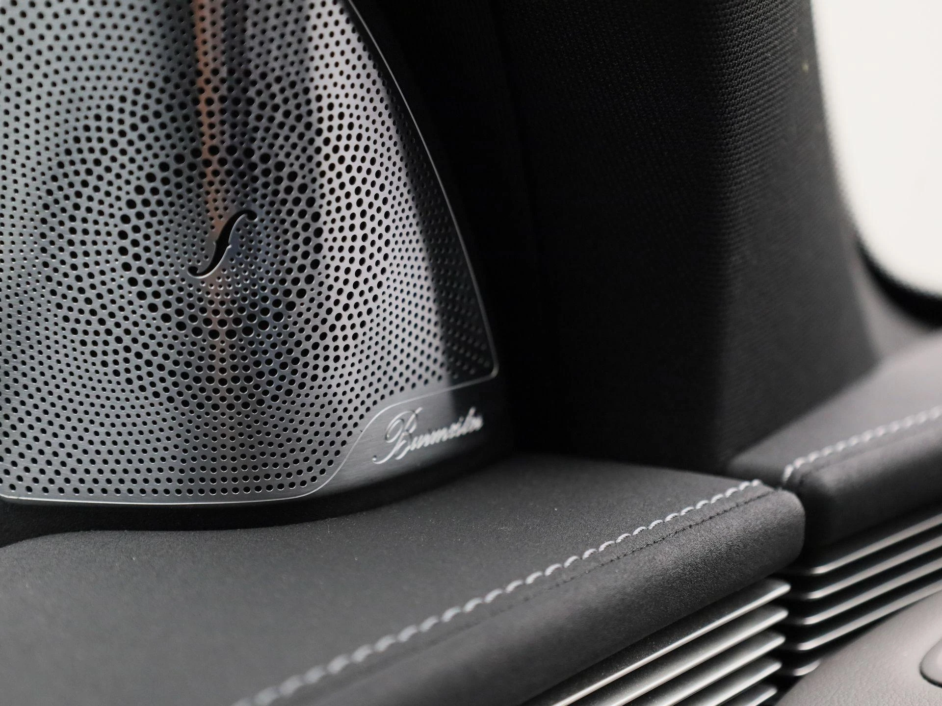 Mercedes-Benz-EQC-image-37