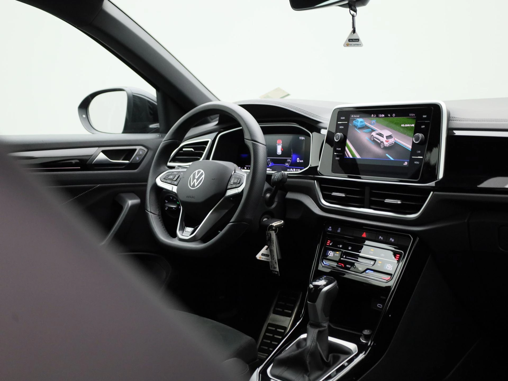 Volkswagen-T-Roc-image-34