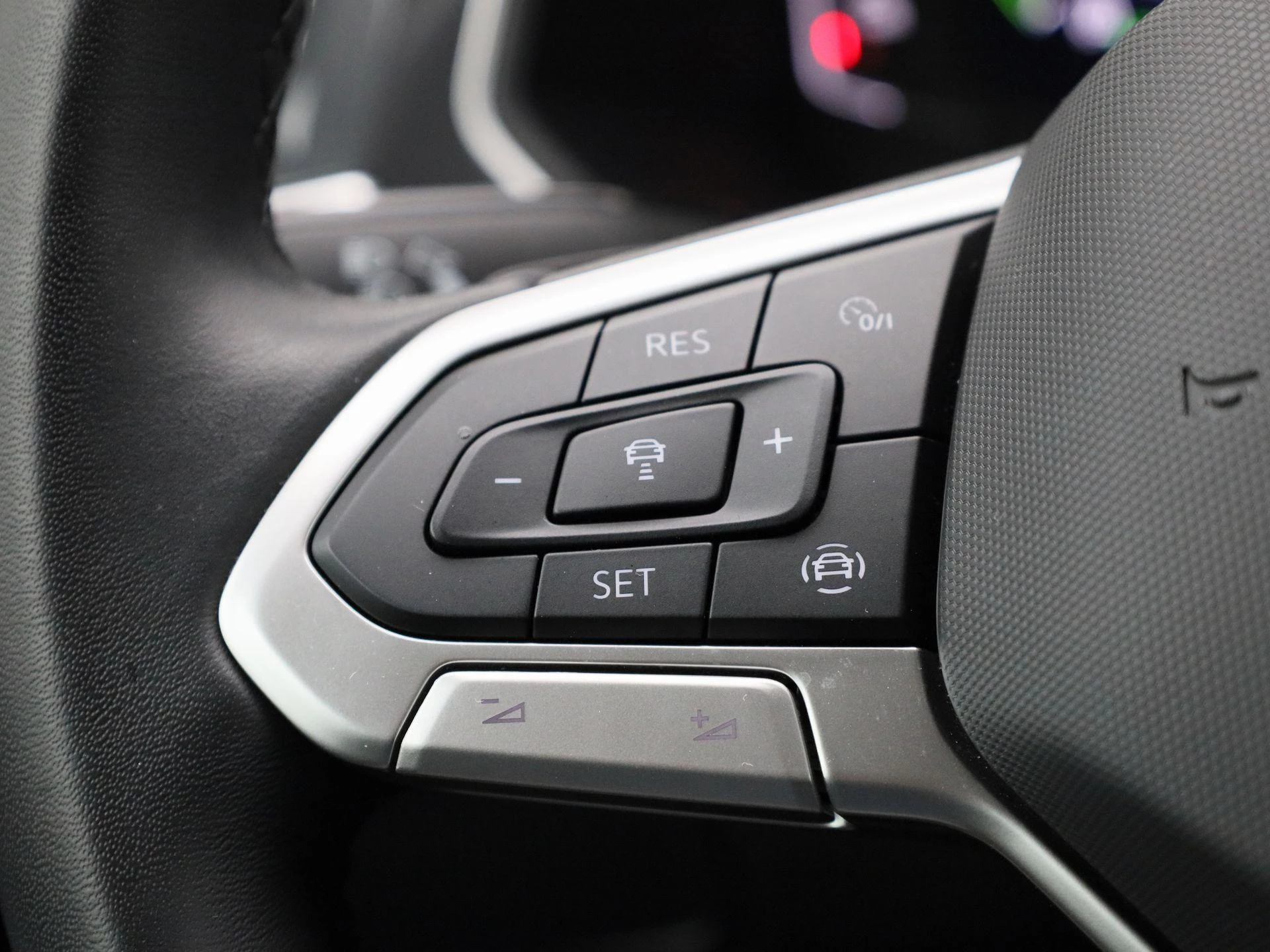 Volkswagen-Tiguan-image-18