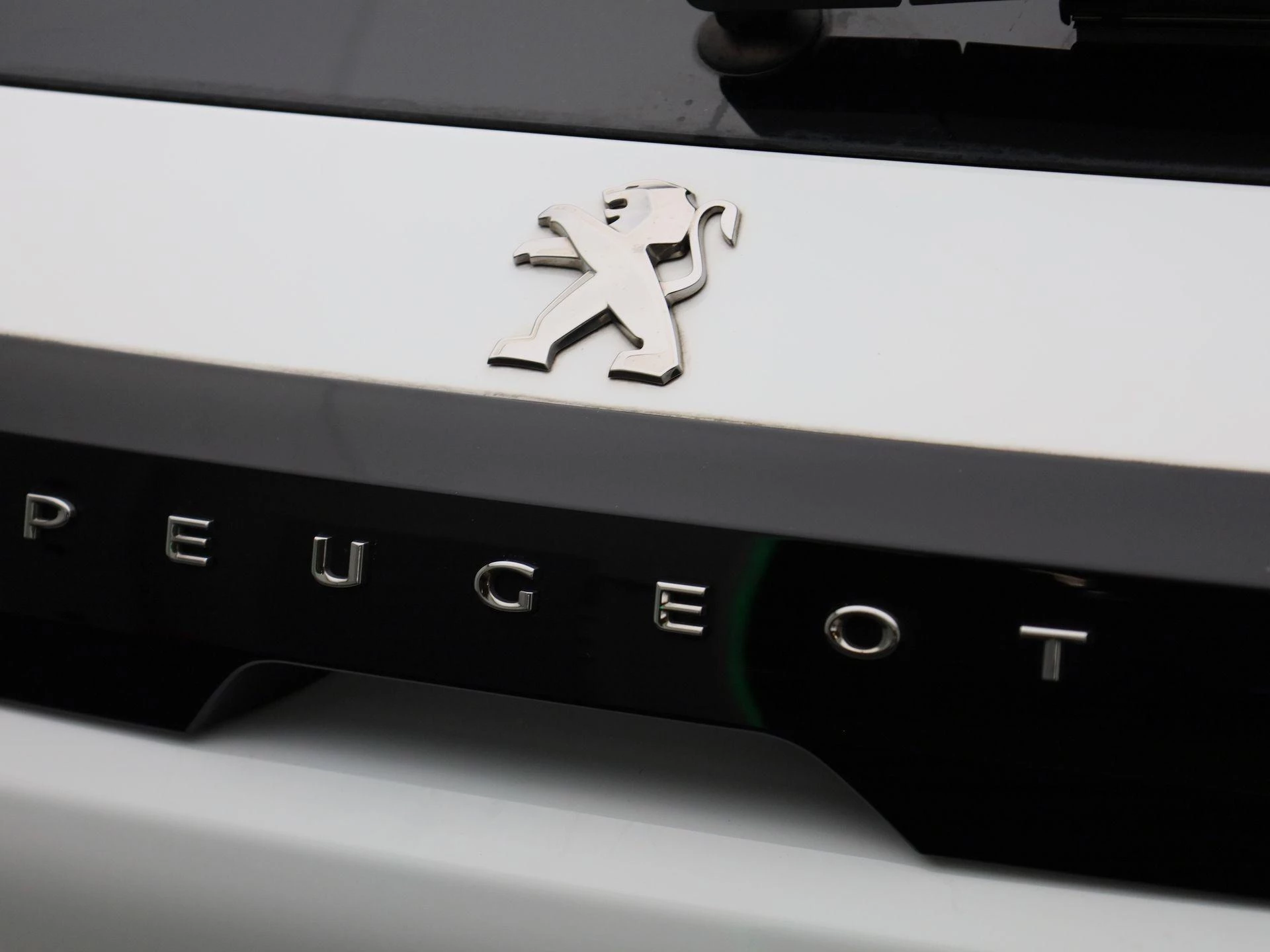 Peugeot-e-208-image-38