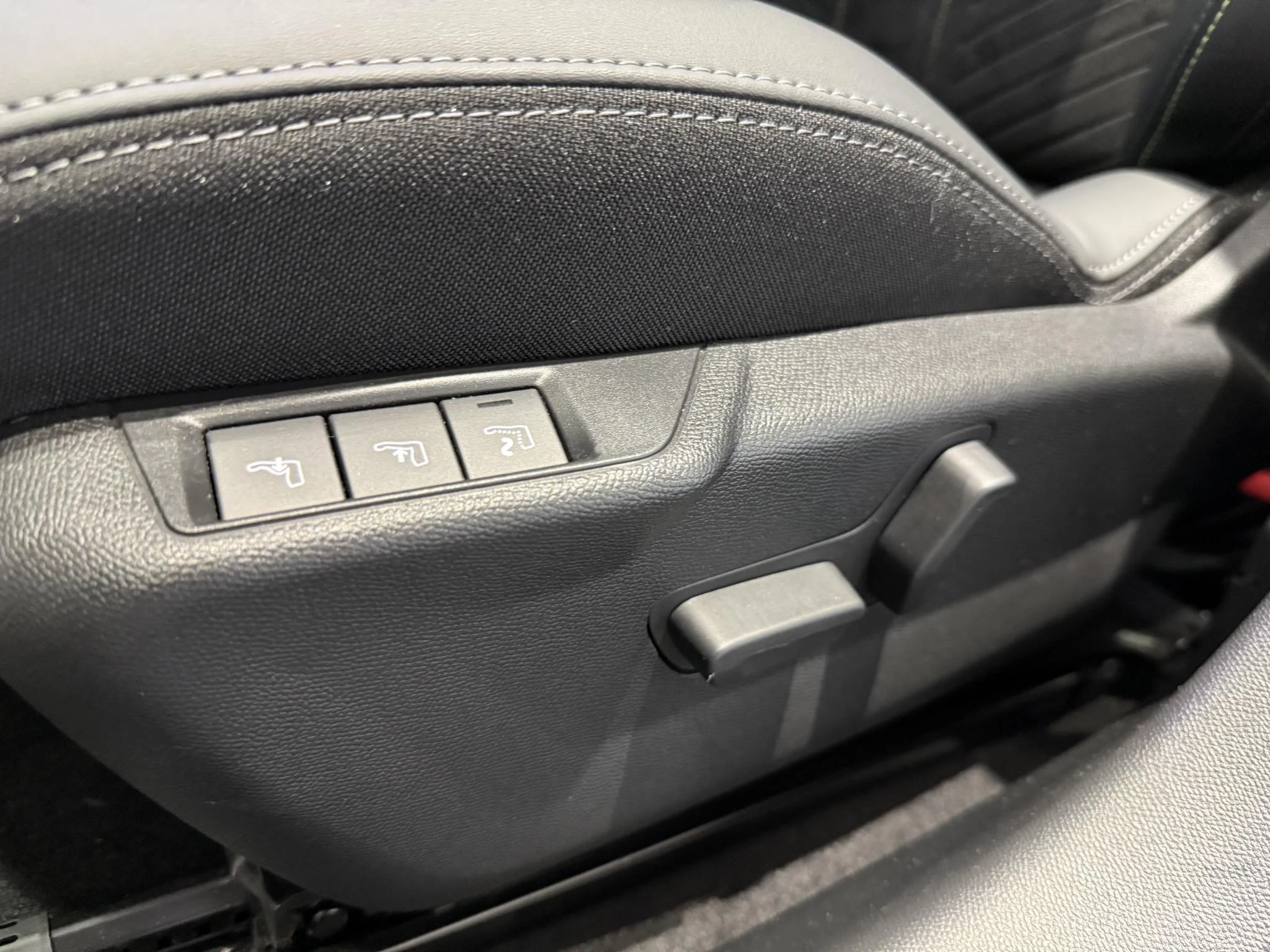 Peugeot-e-208-image-12