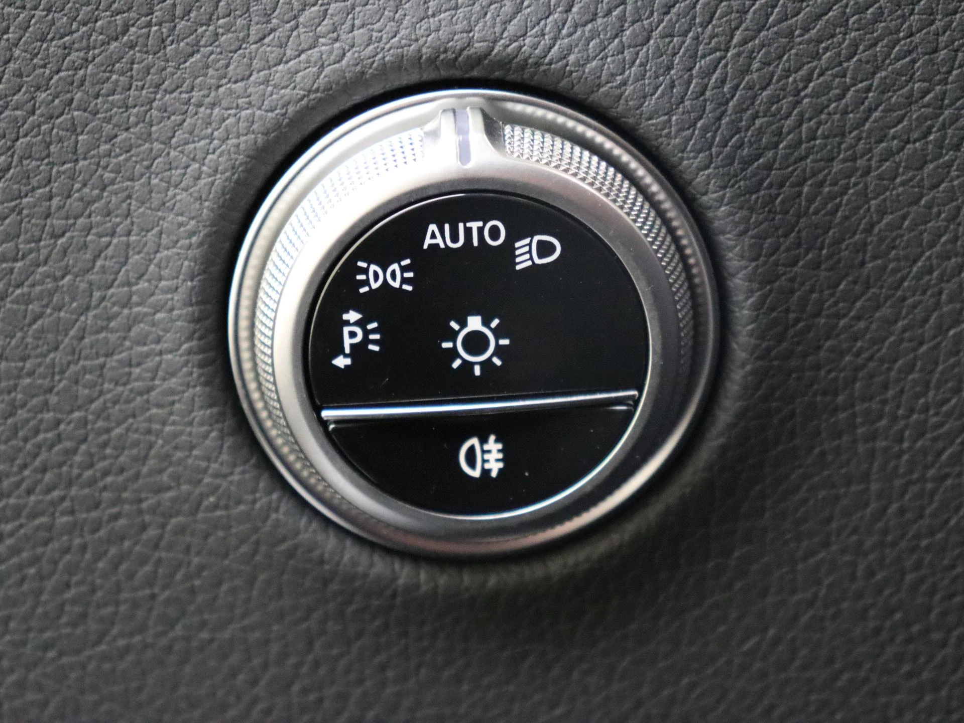 Mercedes-Benz-GLC-image-24