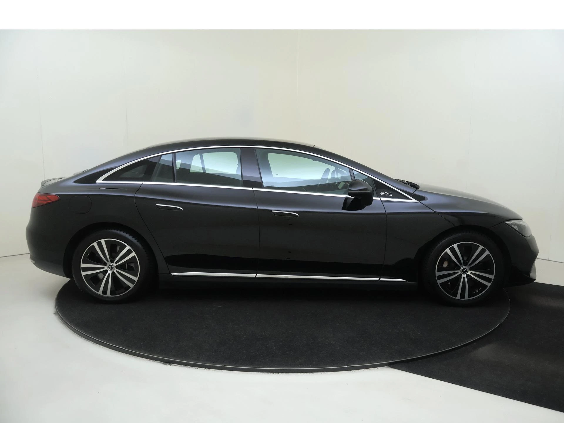 Mercedes-Benz-EQE-image-8