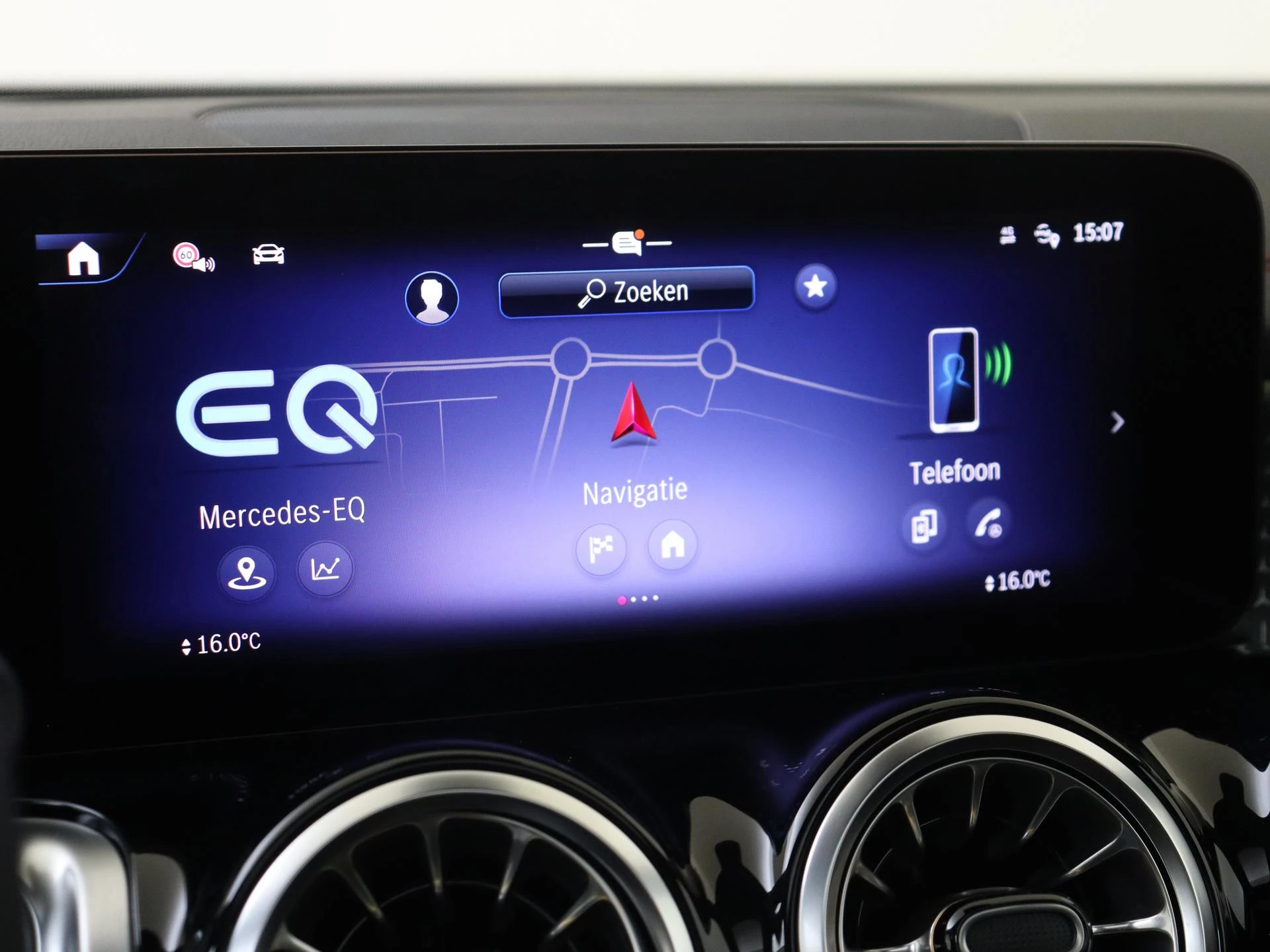 Mercedes-Benz-EQB-image-16