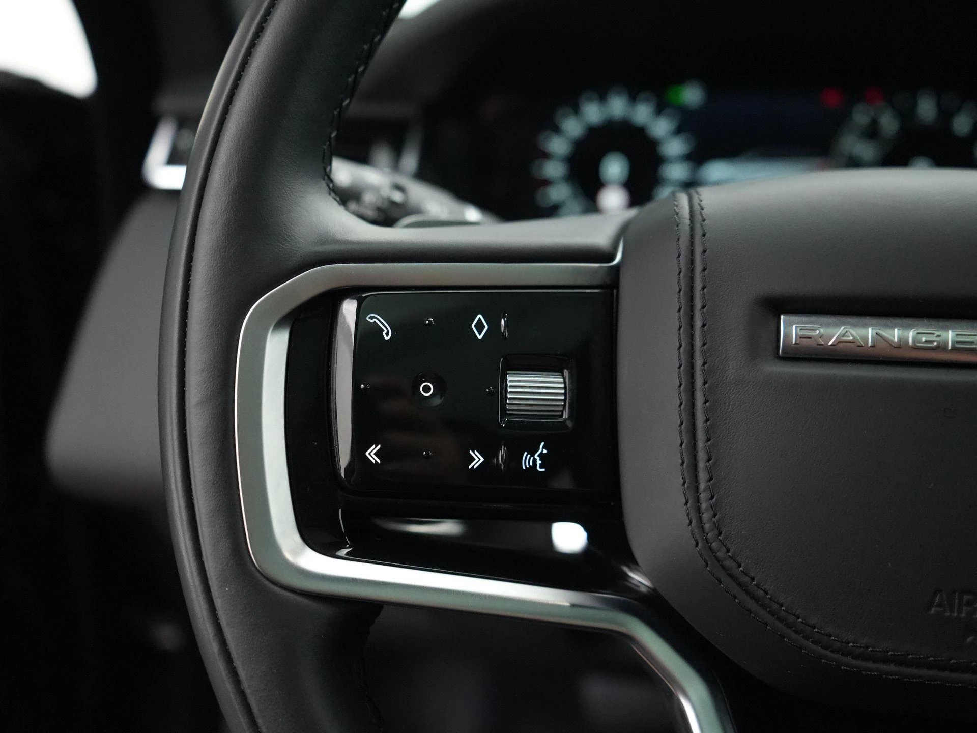 Land Rover-Range Rover Velar-image-15