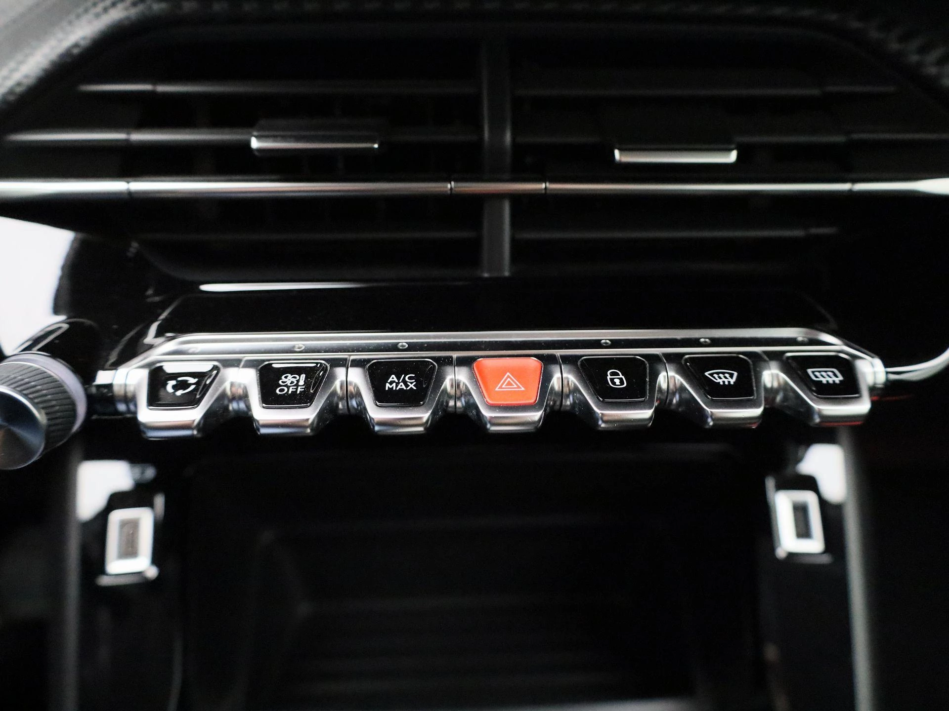 Peugeot-e-2008-image-25