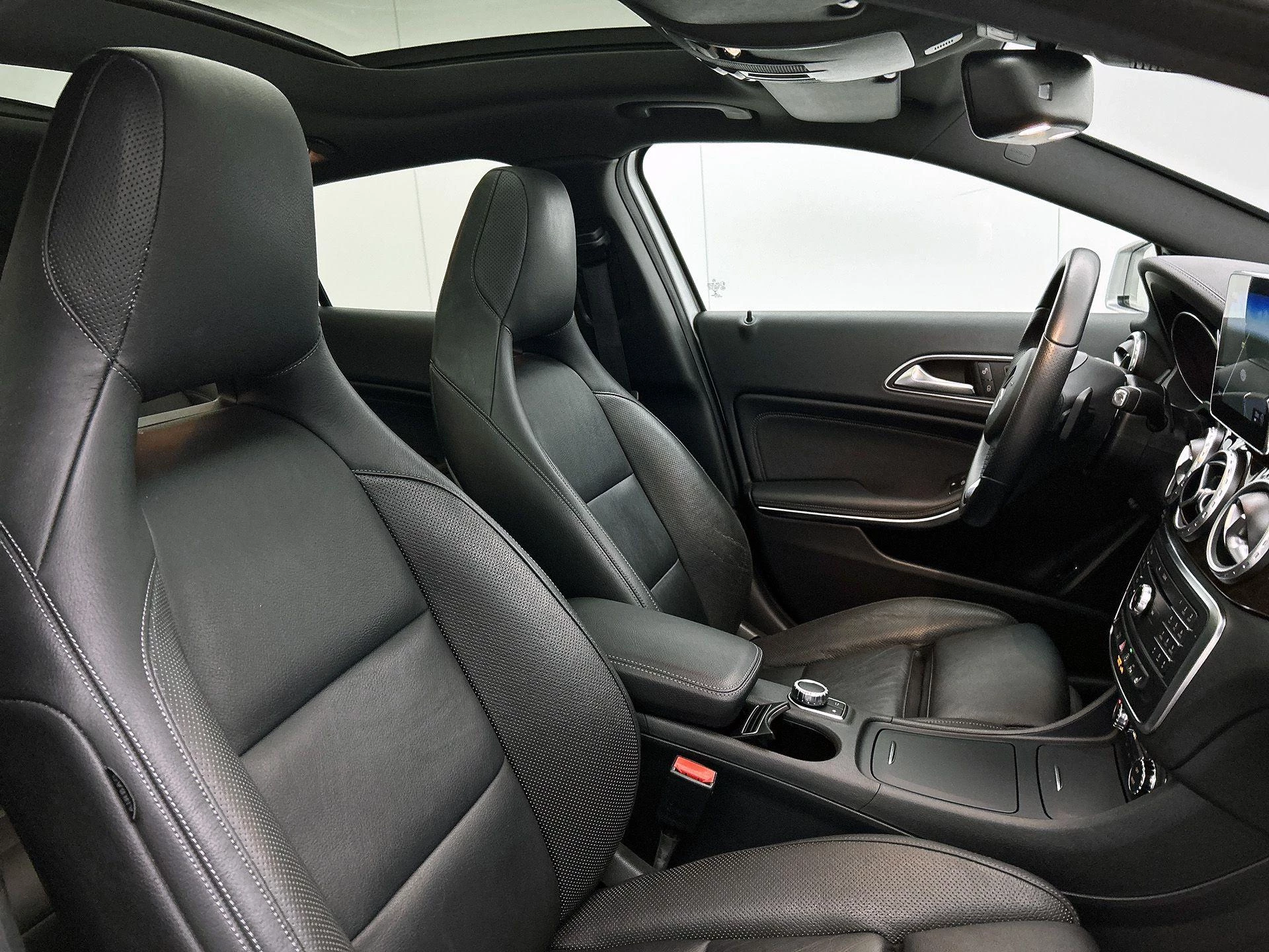 Mercedes-Benz-GLA-image-36