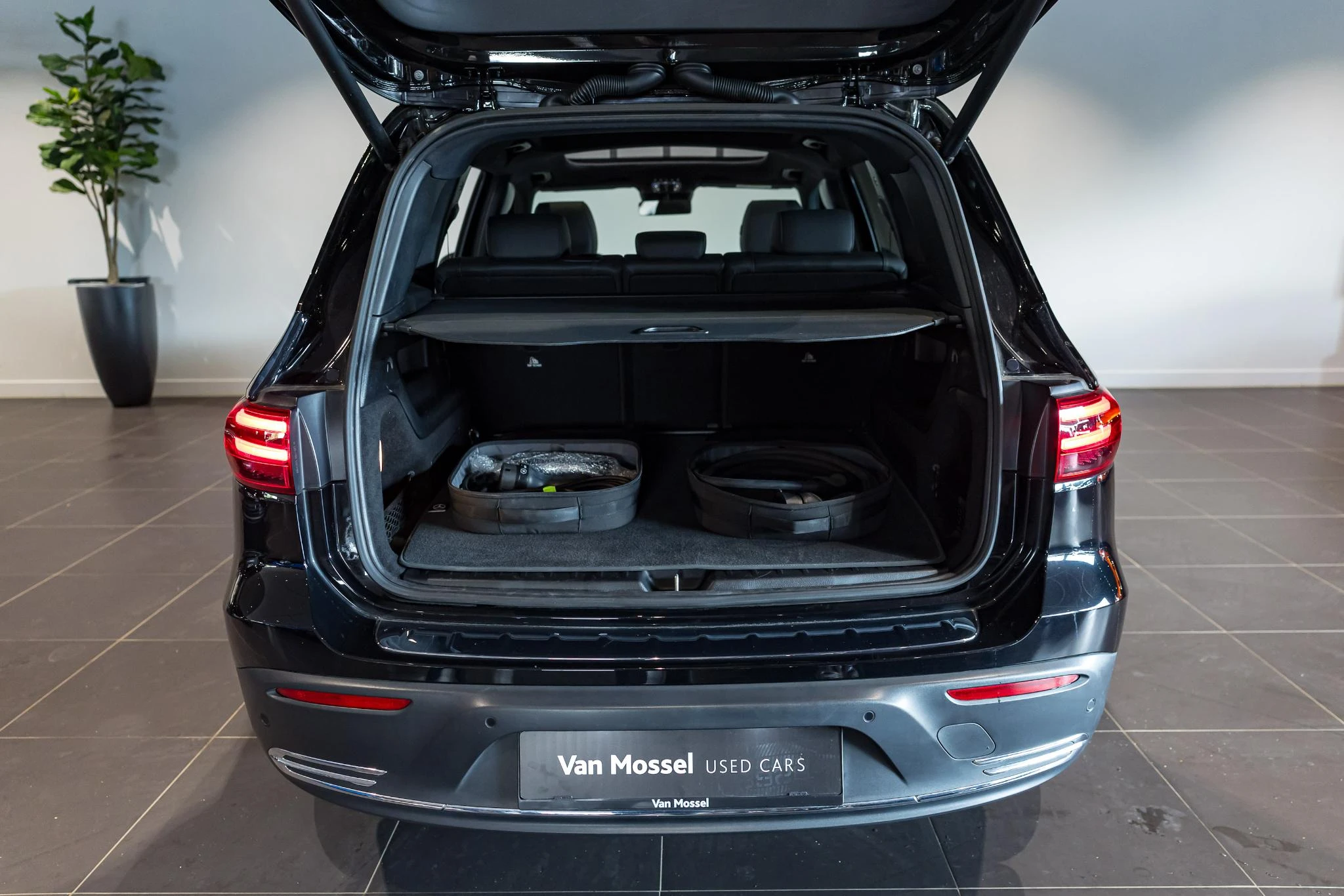 Mercedes-Benz-EQB-image-12