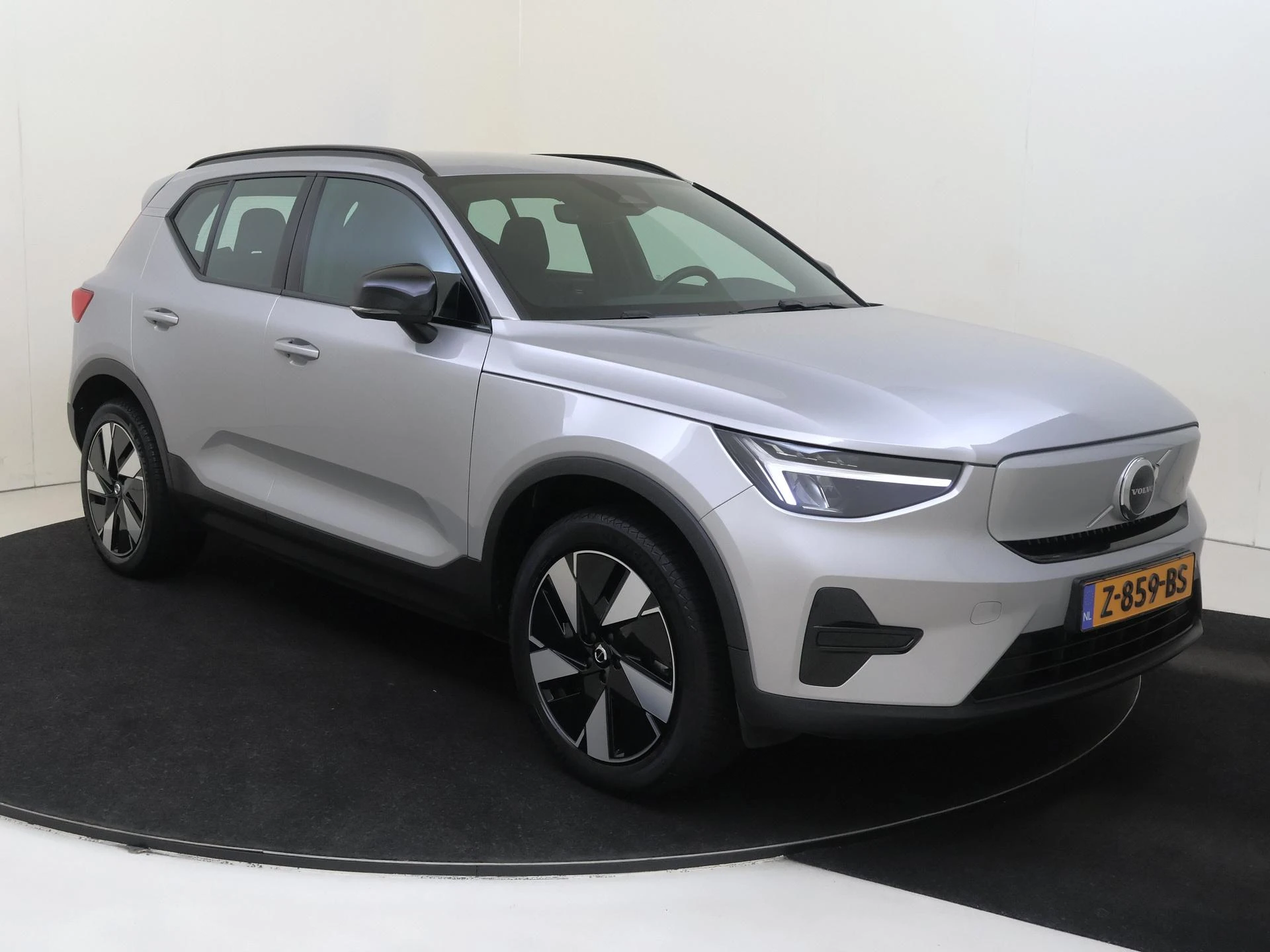 Volvo-XC40-image-1