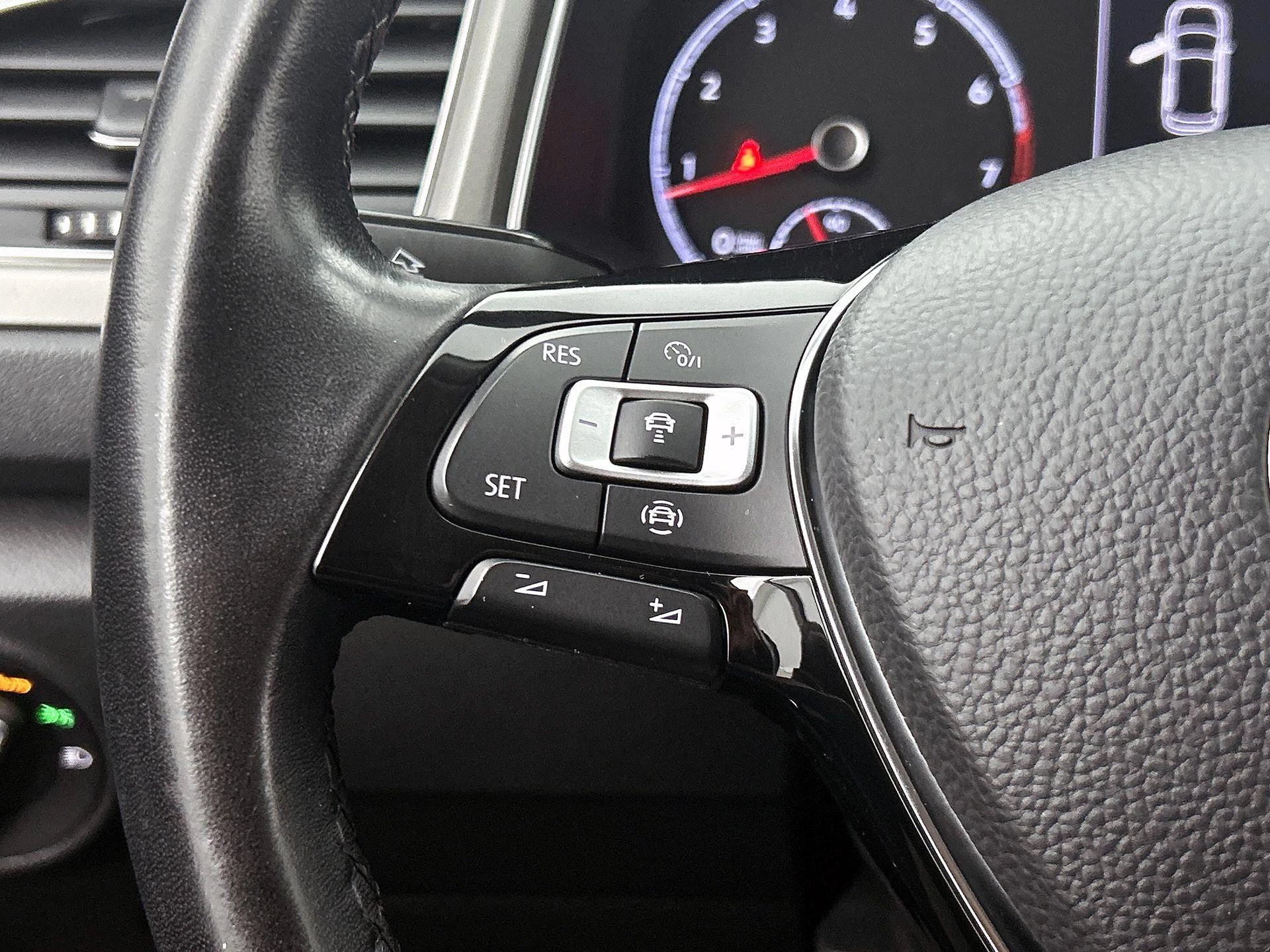 Volkswagen-T-Roc-image-6