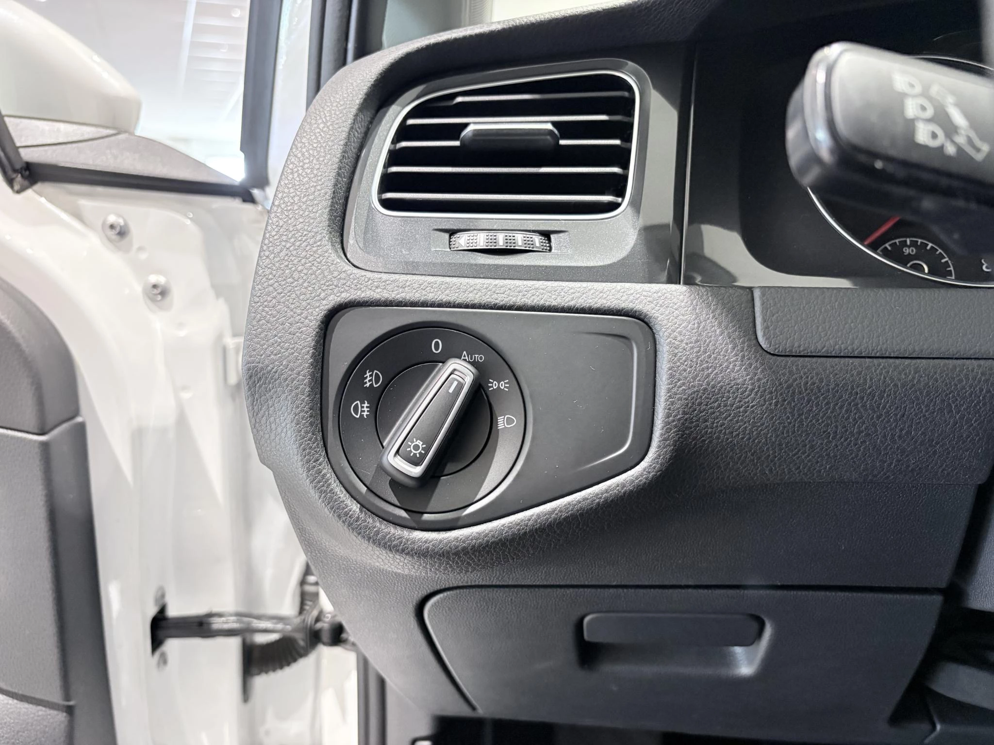 Volkswagen-Golf-image-12