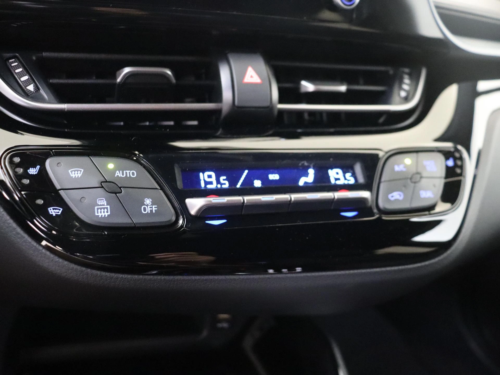 Toyota-C-HR-image-18