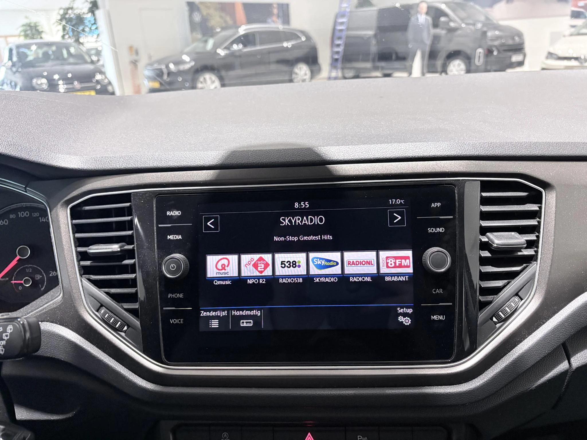 Volkswagen-T-Roc-image-18