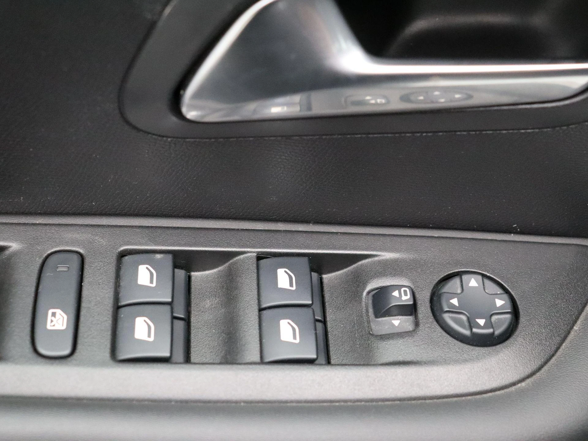 Peugeot-208-image-8