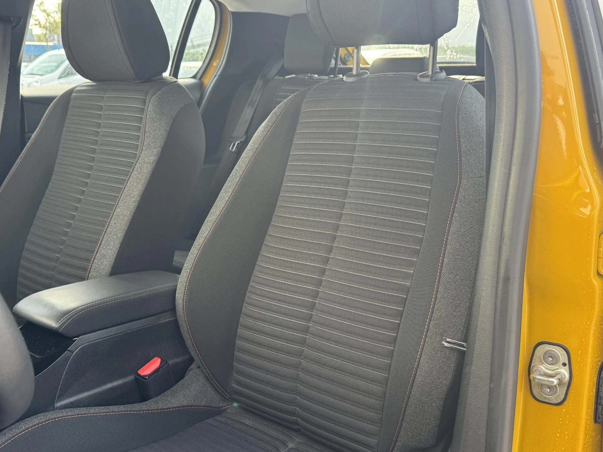 Peugeot-e-208-image-11