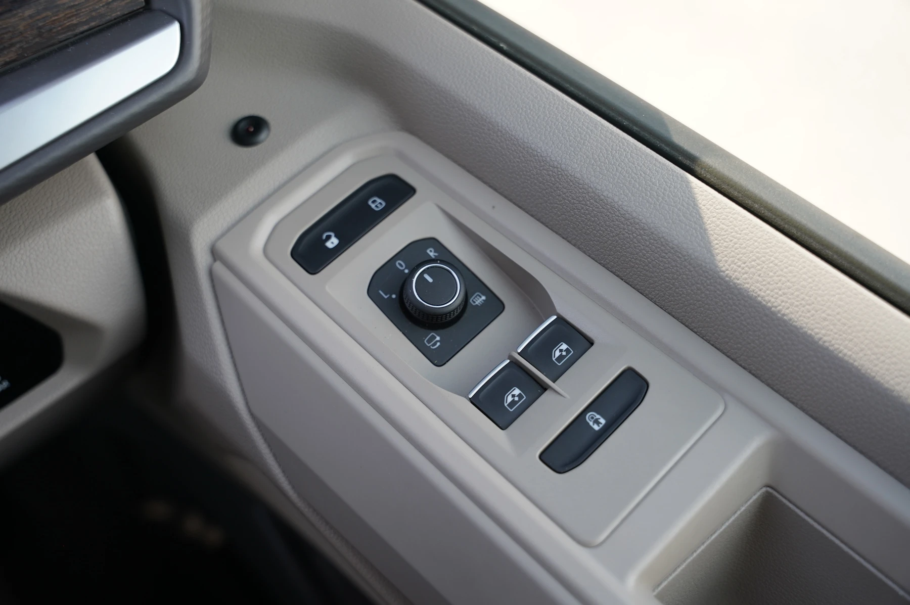 Volkswagen-Multivan-image-20