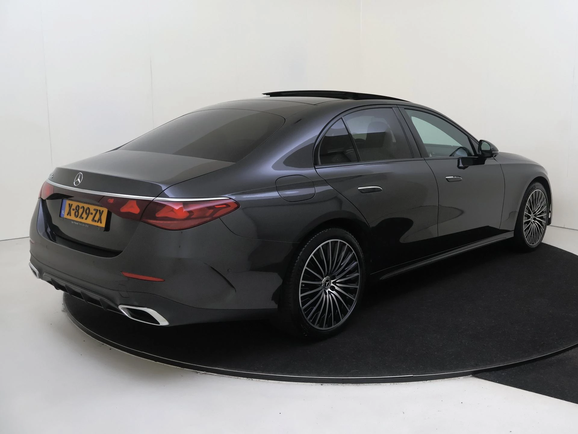 Mercedes-Benz-E-Klasse-image-3