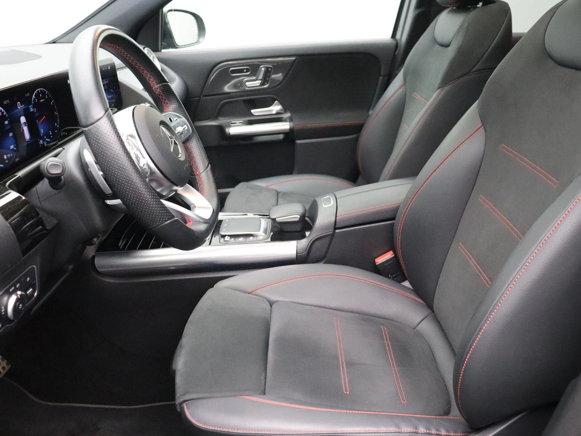 Mercedes-Benz GLA 180 AMG Line + PANO DAK + MULTIBEAM LED + KEY LESS +