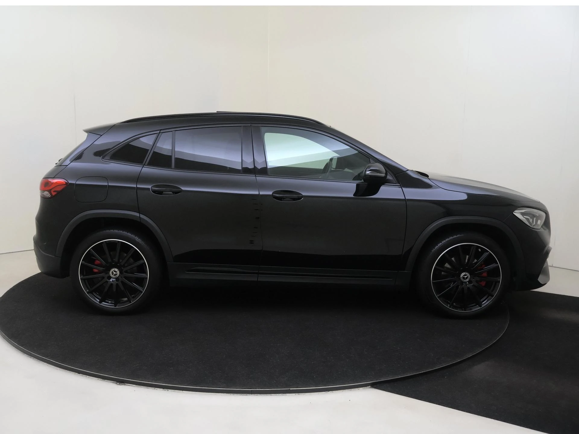 Mercedes-Benz-GLA-image-10