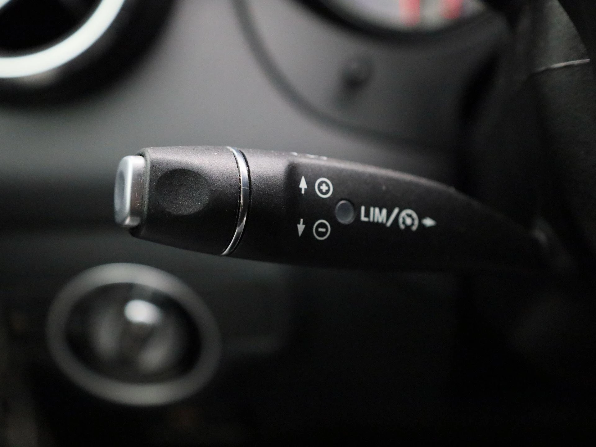 Mercedes-Benz-GLA-image-19