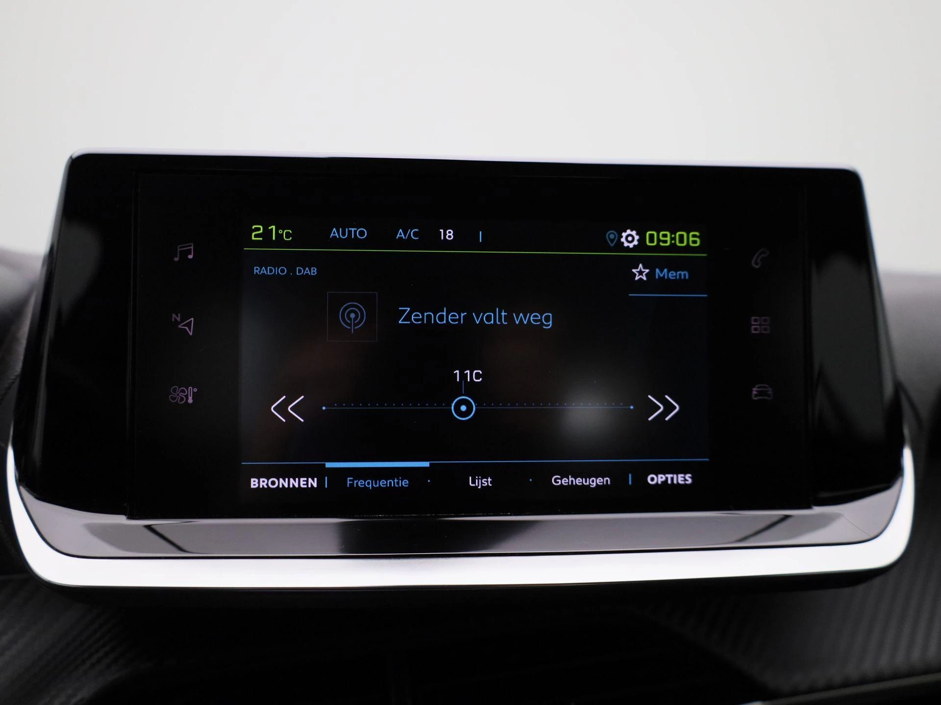 Peugeot-e-208-image-17