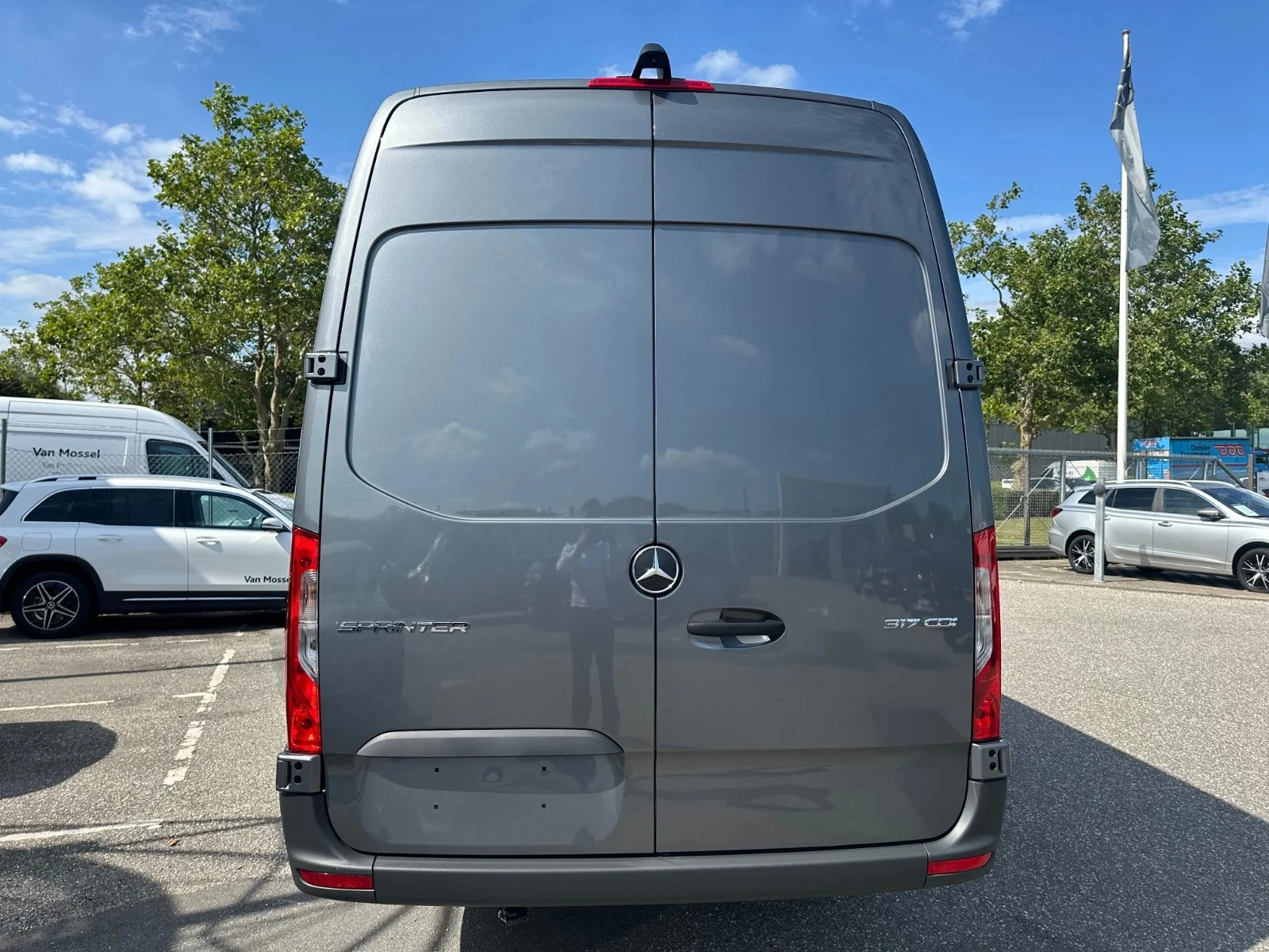 Mercedes-Benz-Sprinter-image-2