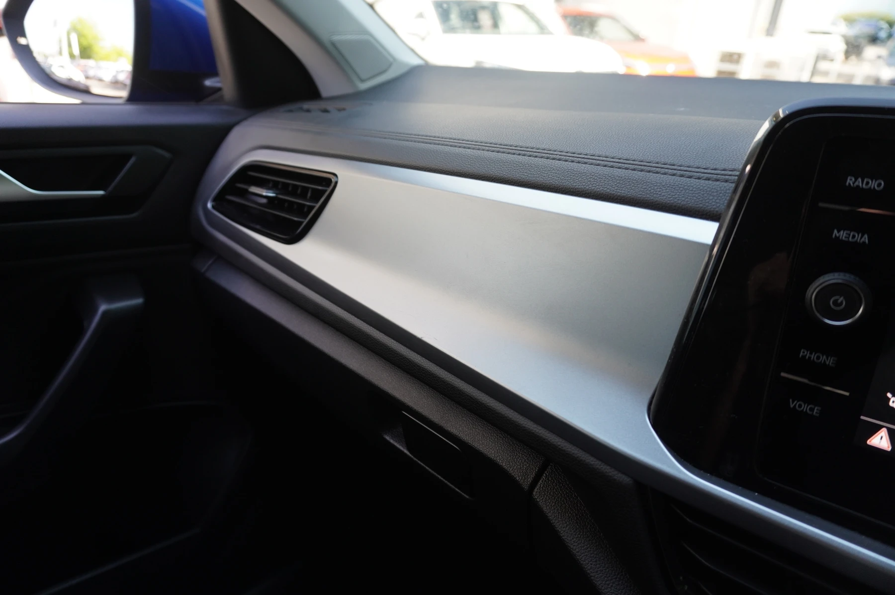 Volkswagen-T-Roc-image-16