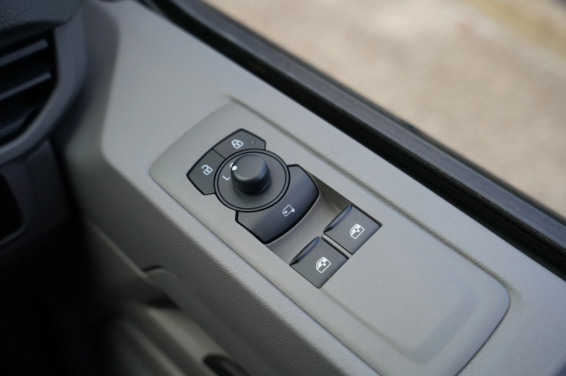 Volkswagen-Transporter-image-19