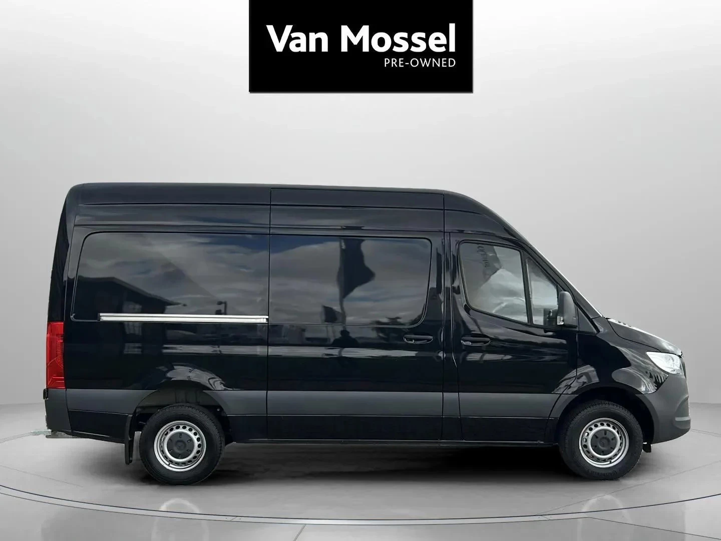 Mercedes-Benz-Sprinter-image-4