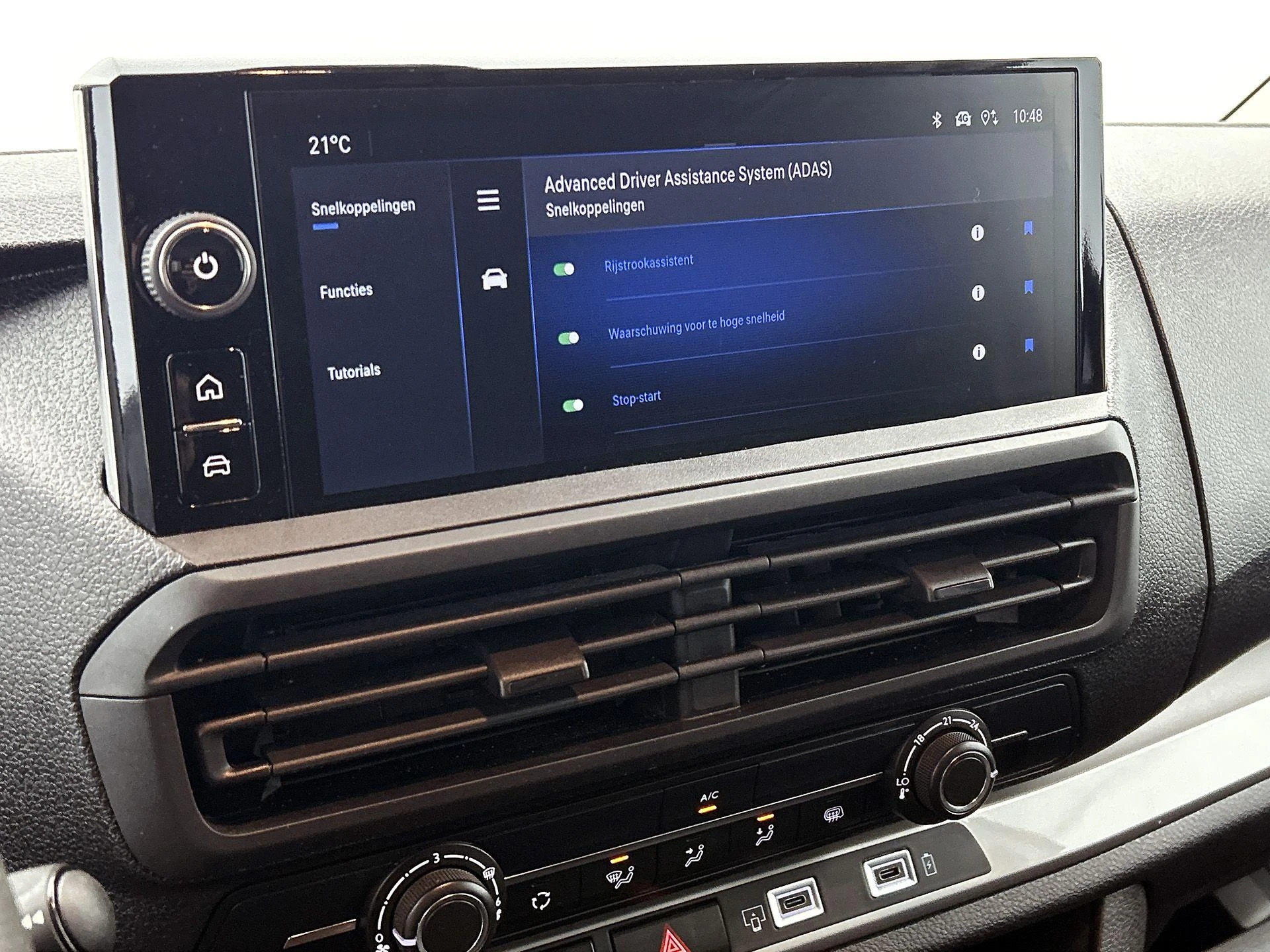 Opel-Vivaro-image-8