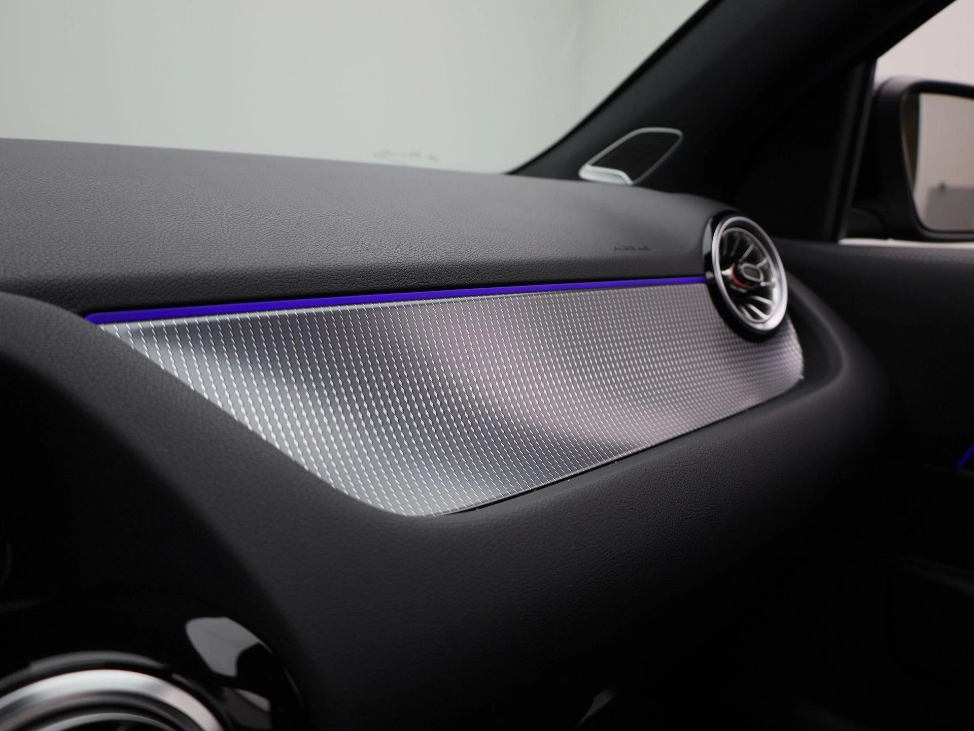 Mercedes-Benz-EQA-image-32