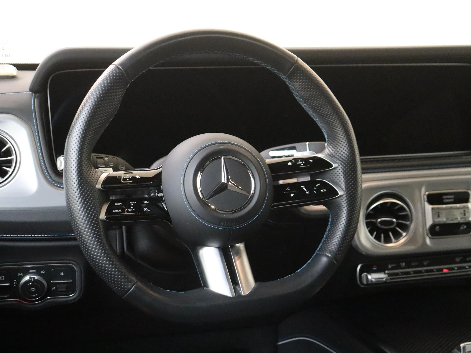 Mercedes-Benz-G-Klasse-image-8