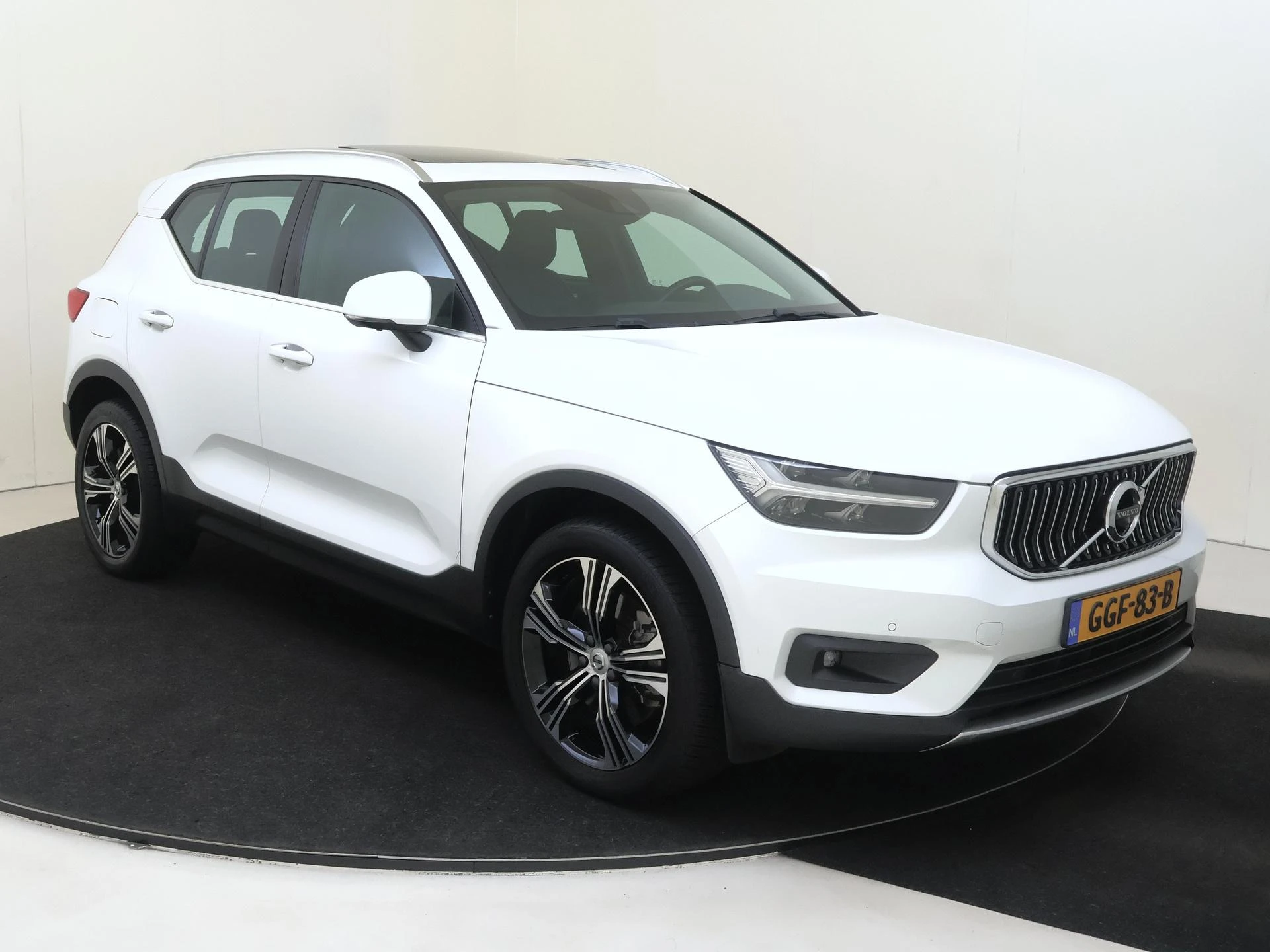 Volvo-XC40-image-1