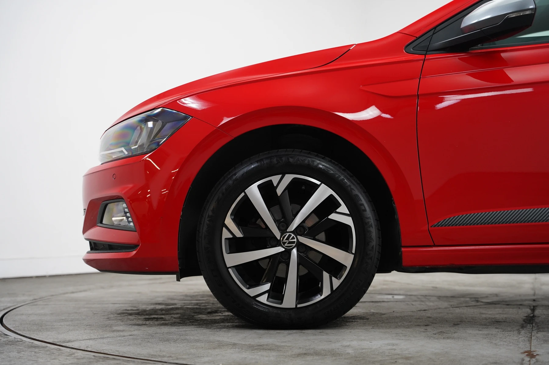 Volkswagen-Polo-image-4