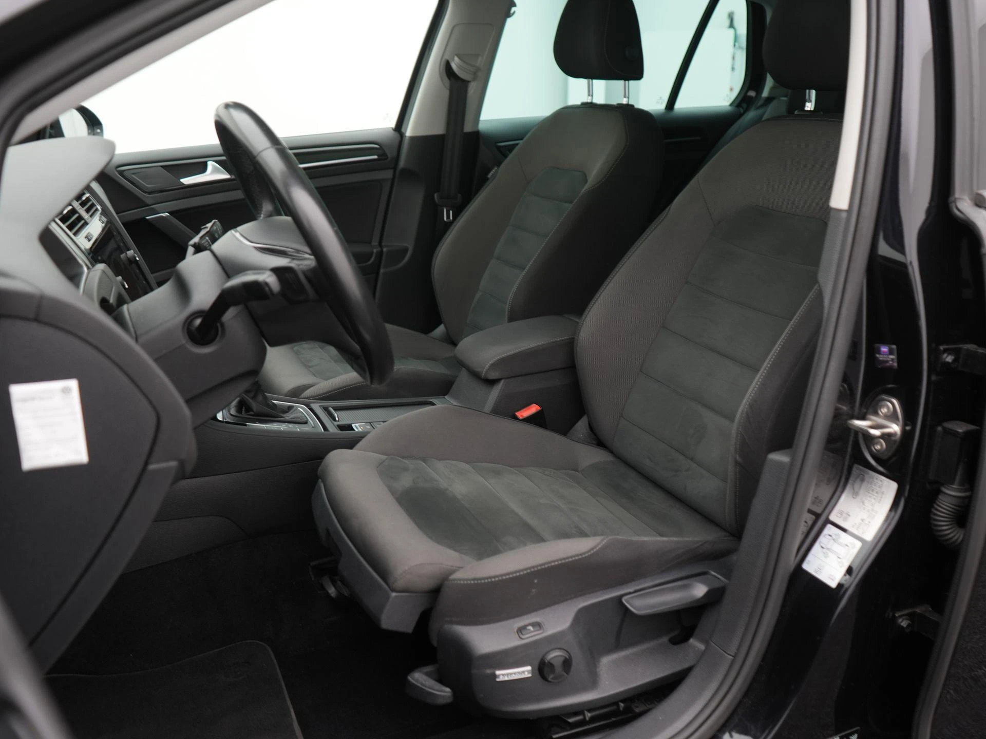 Volkswagen-Golf-image-8