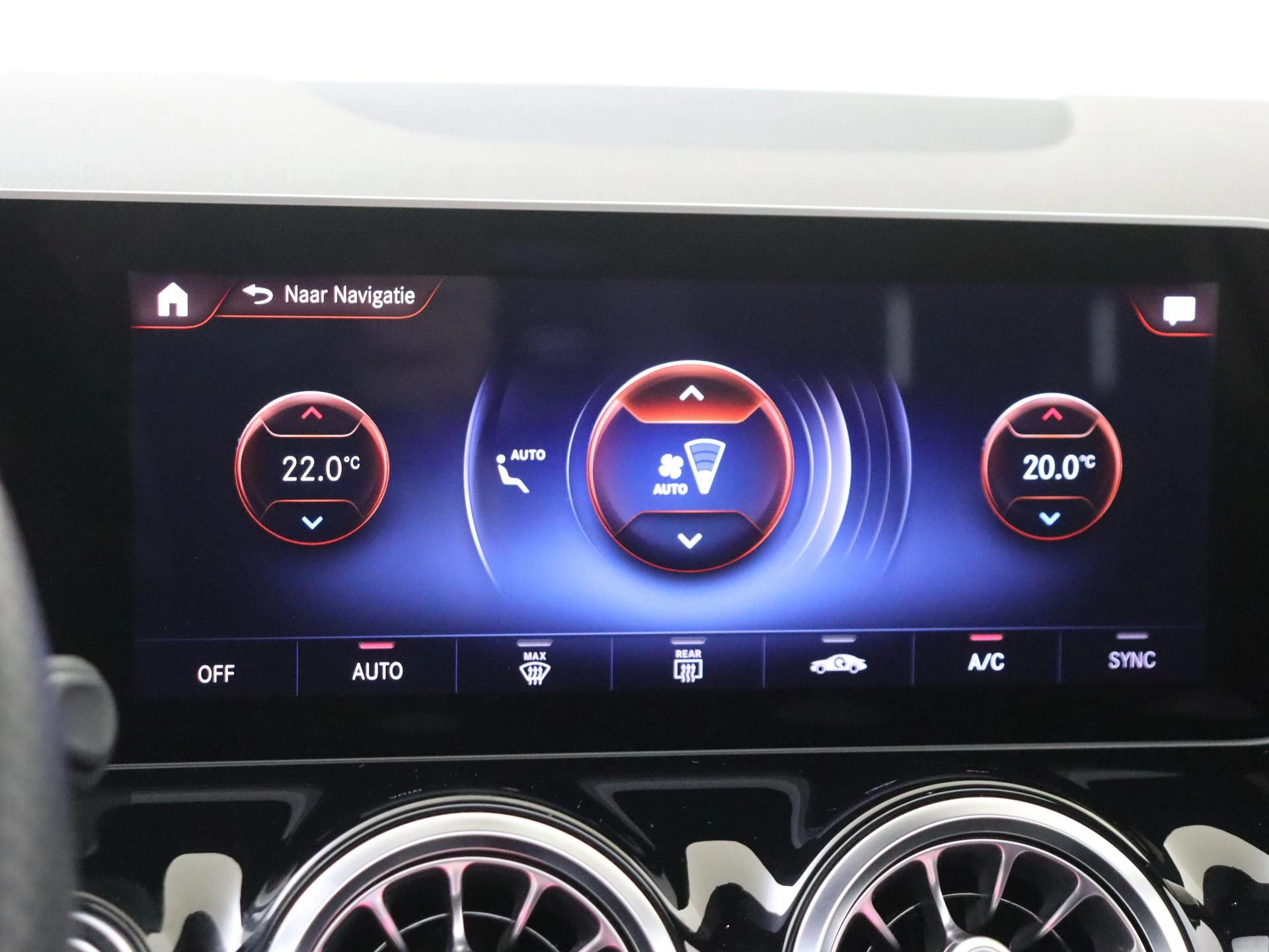 Mercedes-Benz-GLA-image-17