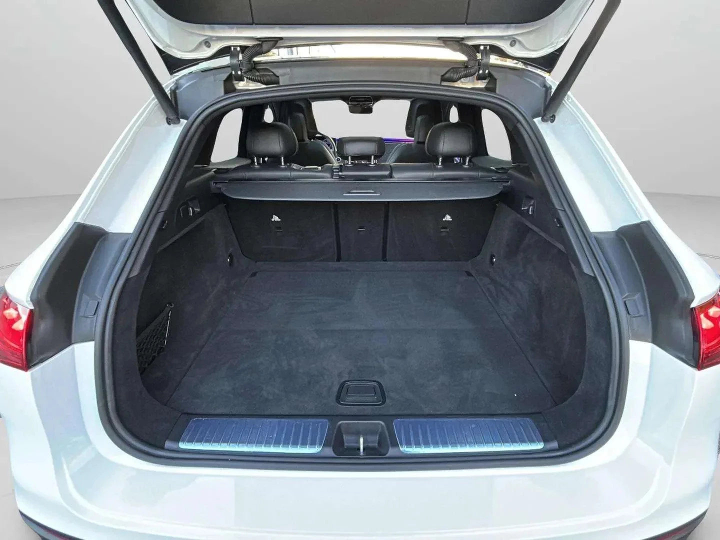 Mercedes-Benz-EQE-image-21