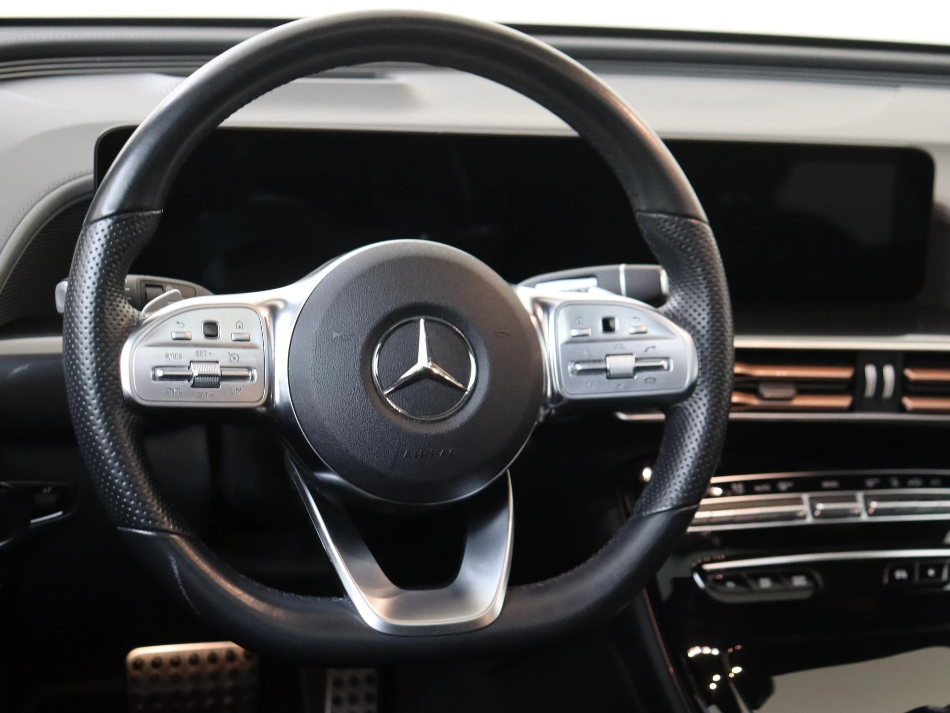 Mercedes-Benz-EQC-image-12