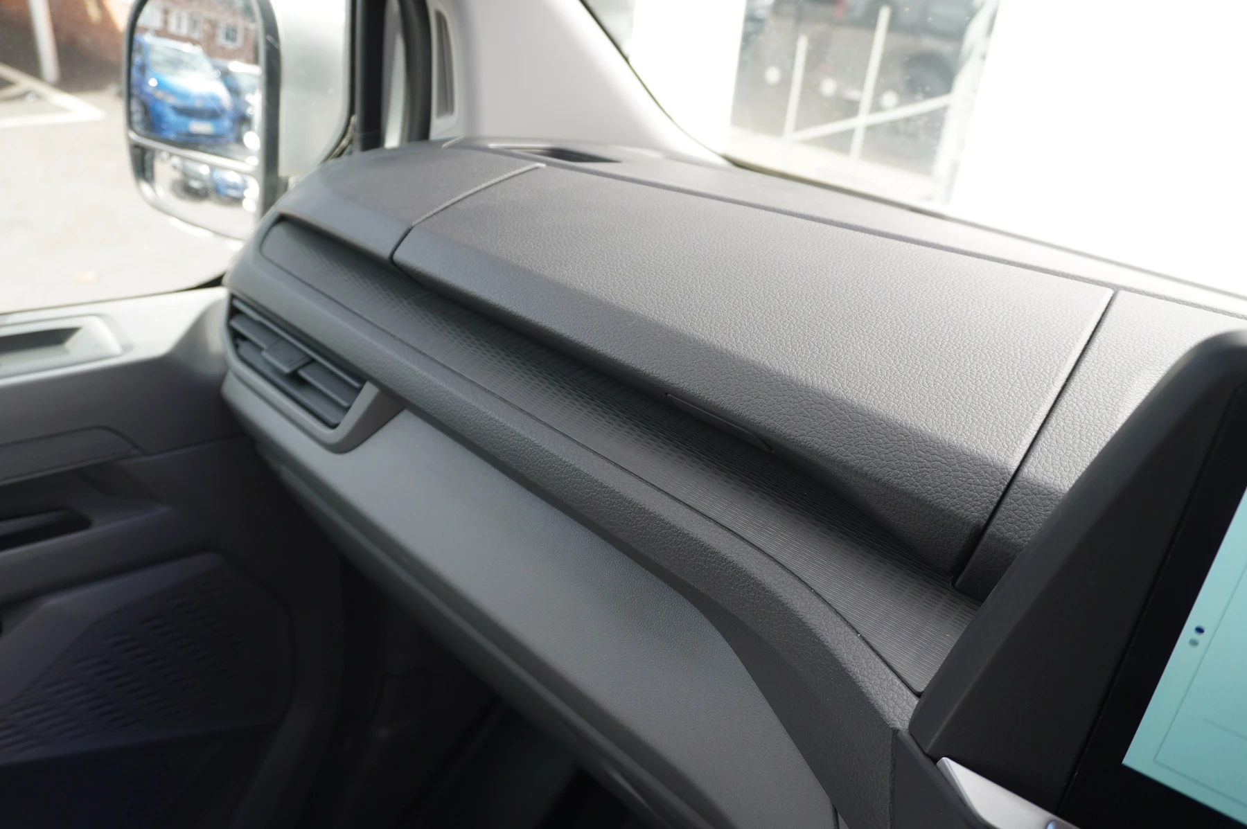 Volkswagen-Transporter-image-40