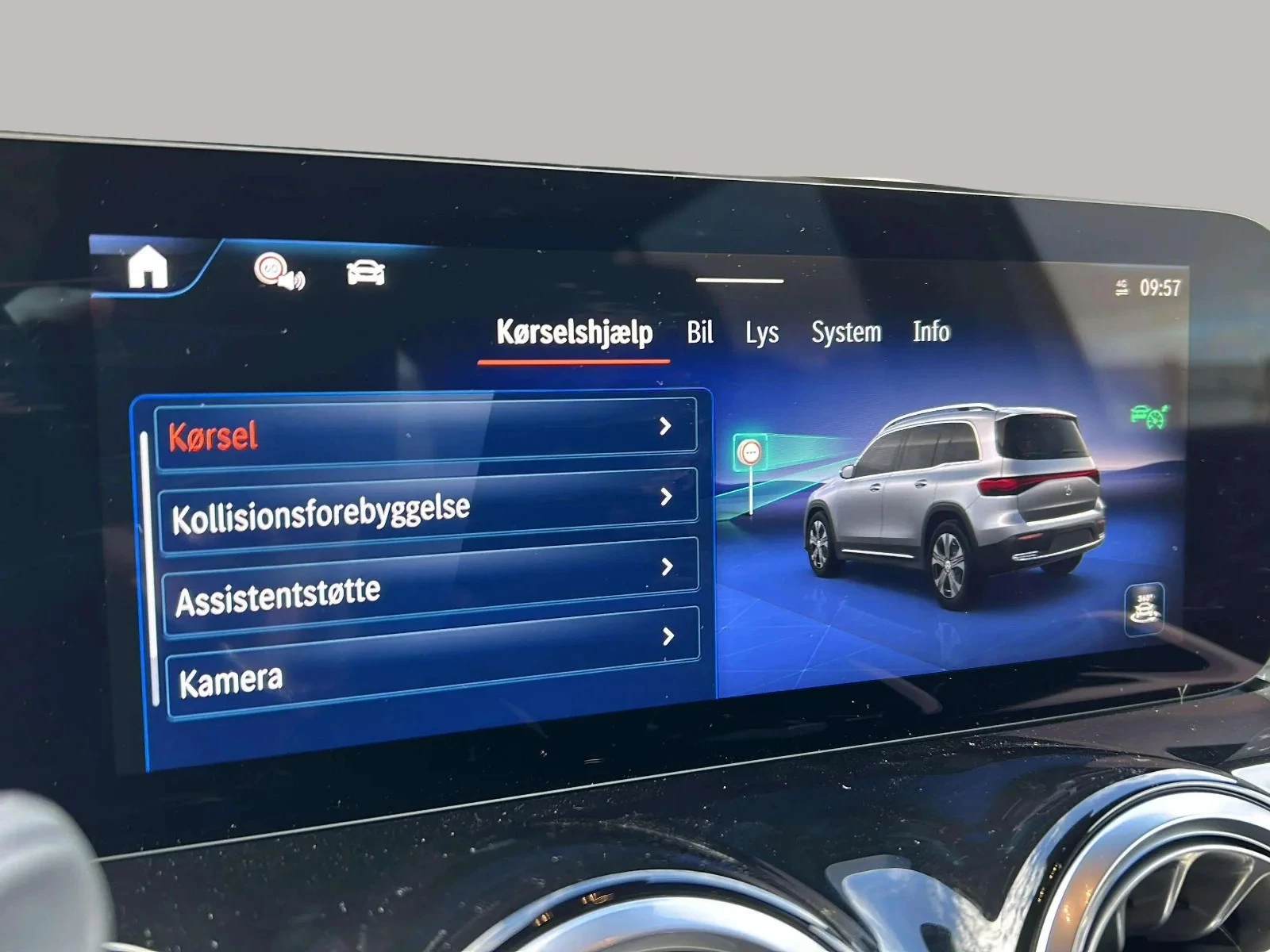 Mercedes-Benz-EQB-image-15