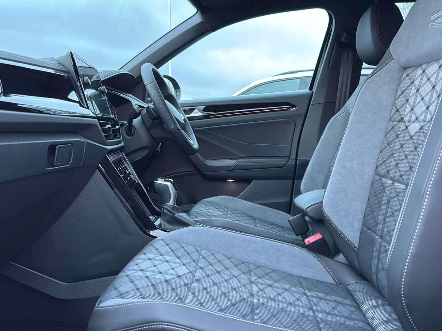 Volkswagen-T-Roc-image-20