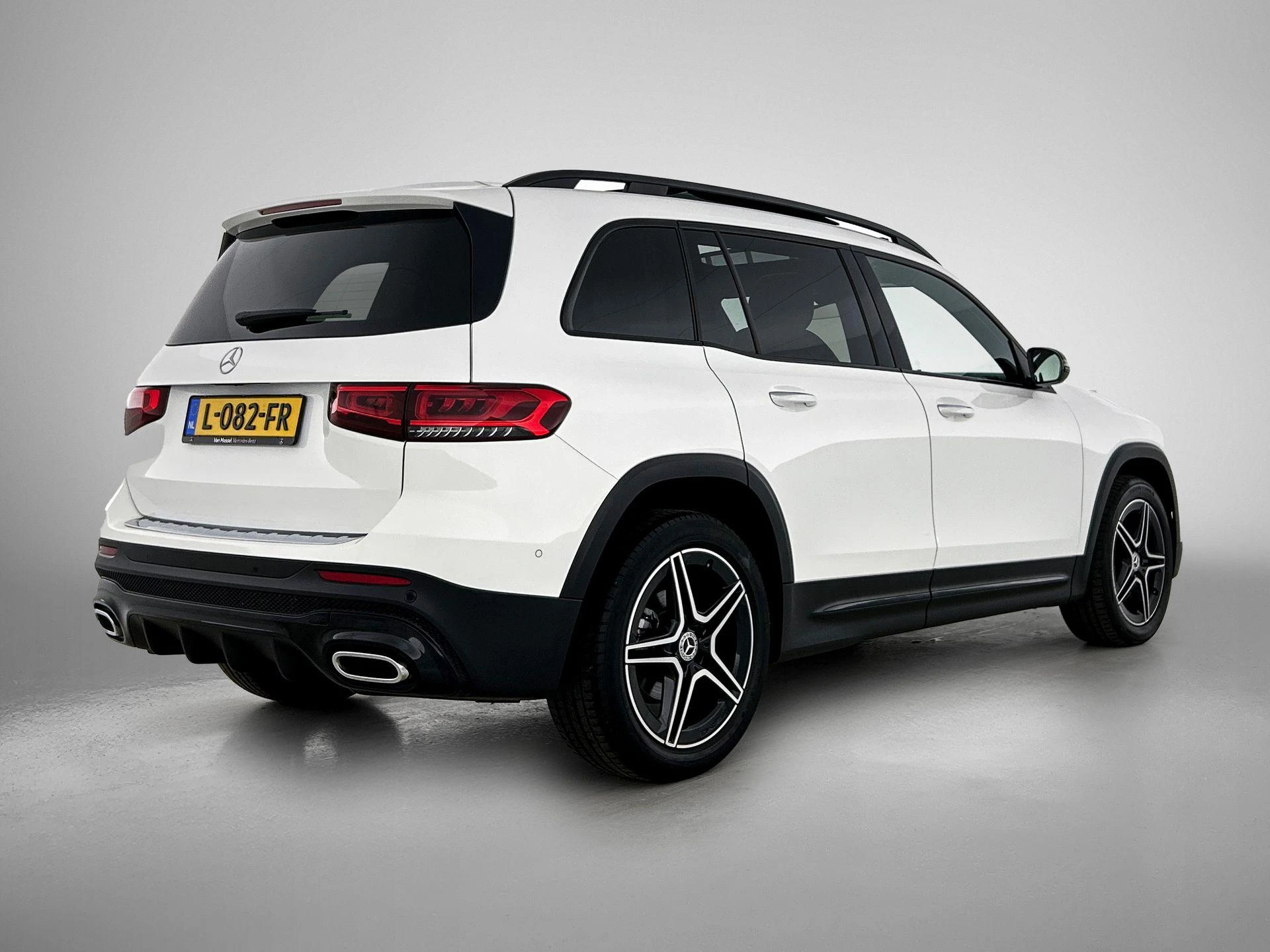 Mercedes-Benz-GLB-image-3
