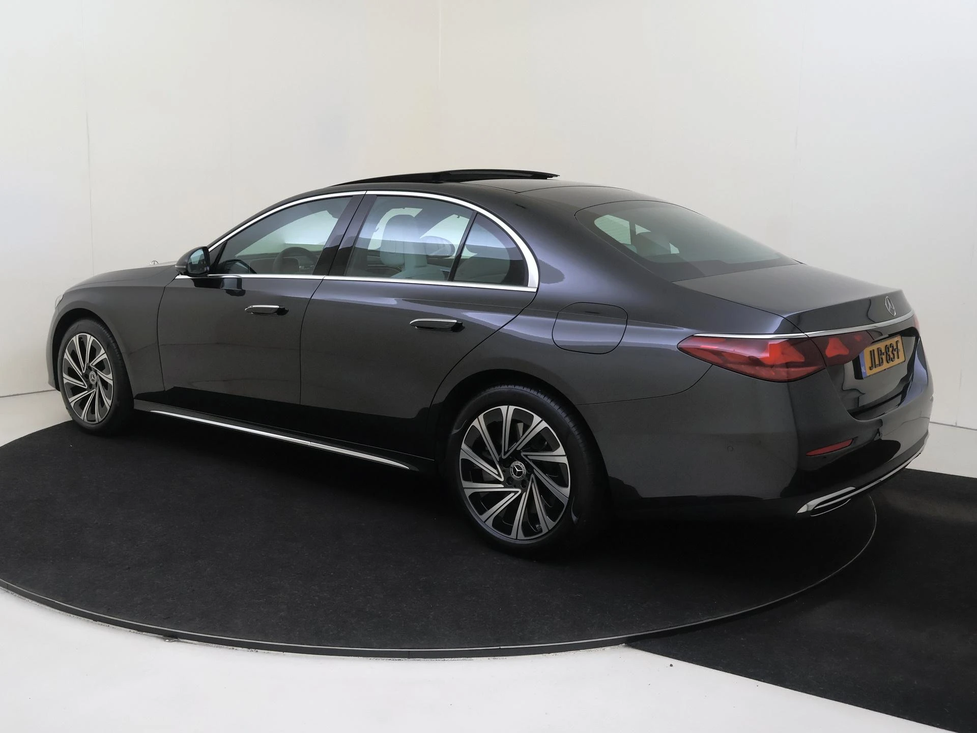 Mercedes-Benz-E-Klasse-image-2
